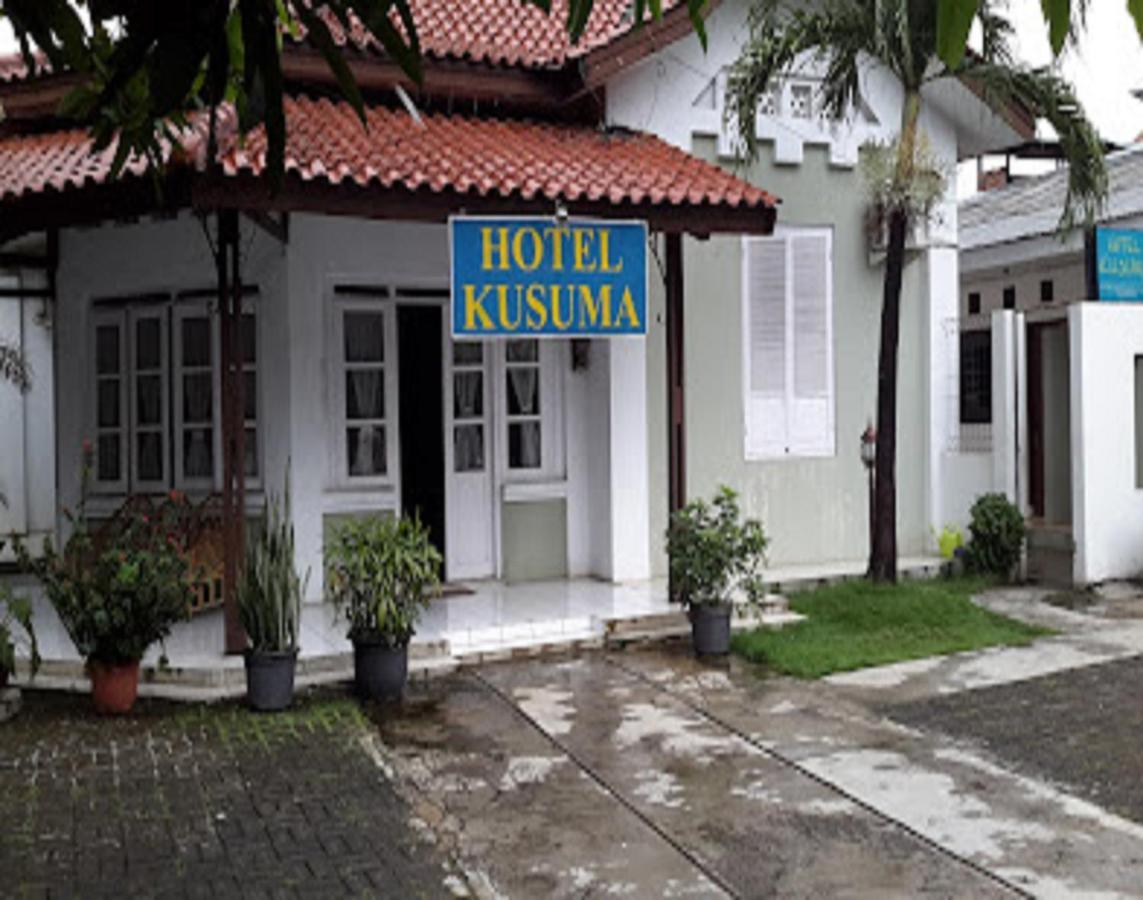 OYO 90865 Hotel Kusuma Purwakarta Karawang Bagian luar foto