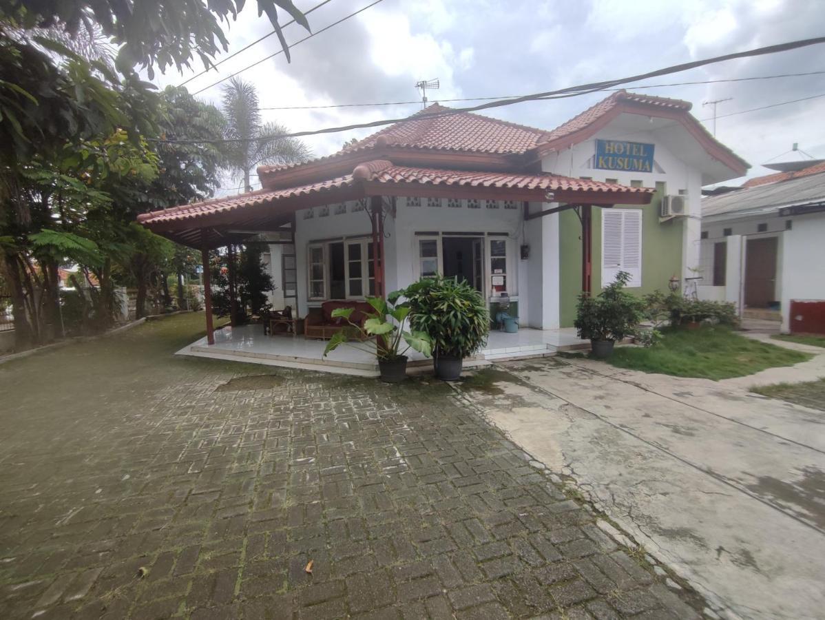 OYO 90865 Hotel Kusuma Purwakarta Karawang Bagian luar foto