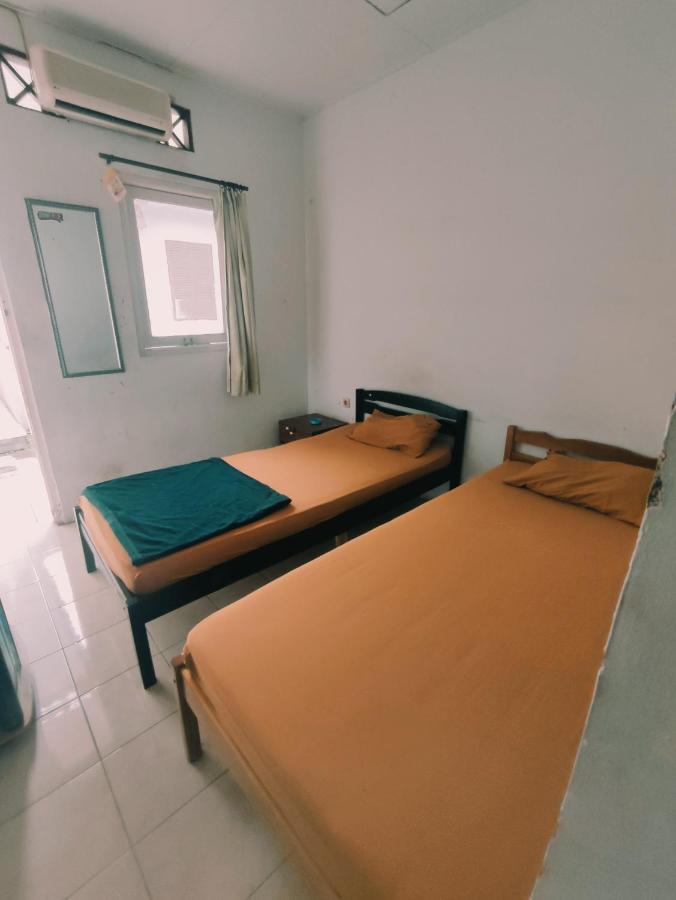 OYO 90865 Hotel Kusuma Purwakarta Karawang Bagian luar foto