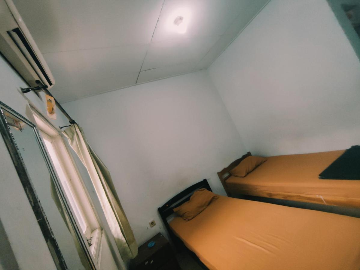 OYO 90865 Hotel Kusuma Purwakarta Karawang Bagian luar foto