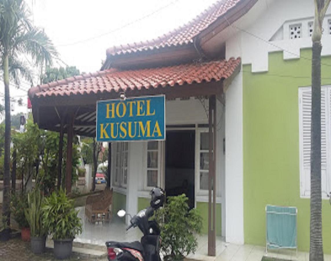 OYO 90865 Hotel Kusuma Purwakarta Karawang Bagian luar foto