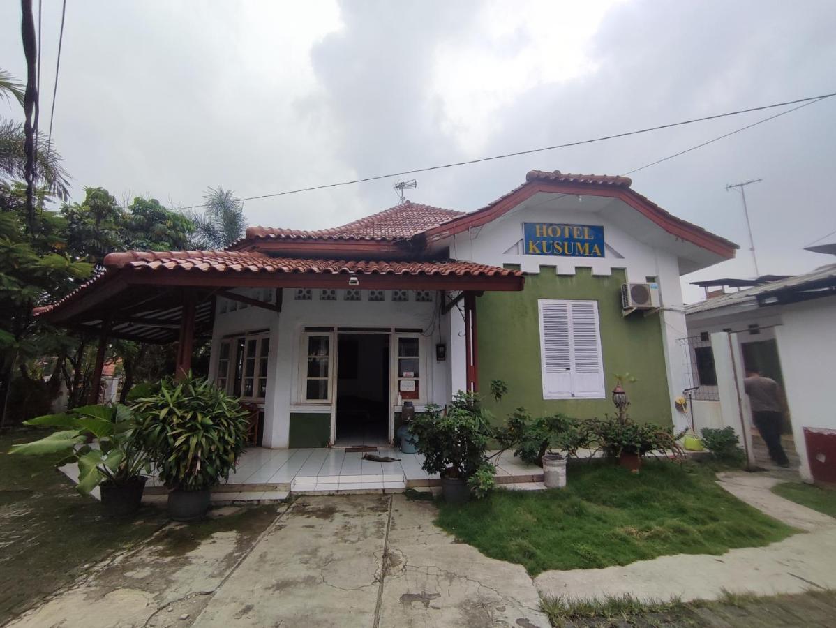OYO 90865 Hotel Kusuma Purwakarta Karawang Bagian luar foto