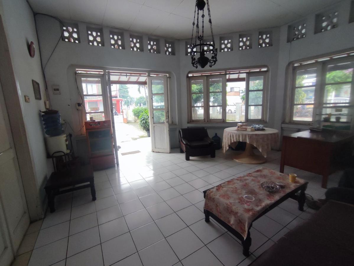 OYO 90865 Hotel Kusuma Purwakarta Karawang Bagian luar foto