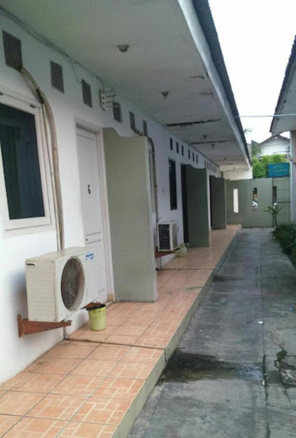 OYO 90865 Hotel Kusuma Purwakarta Karawang Bagian luar foto