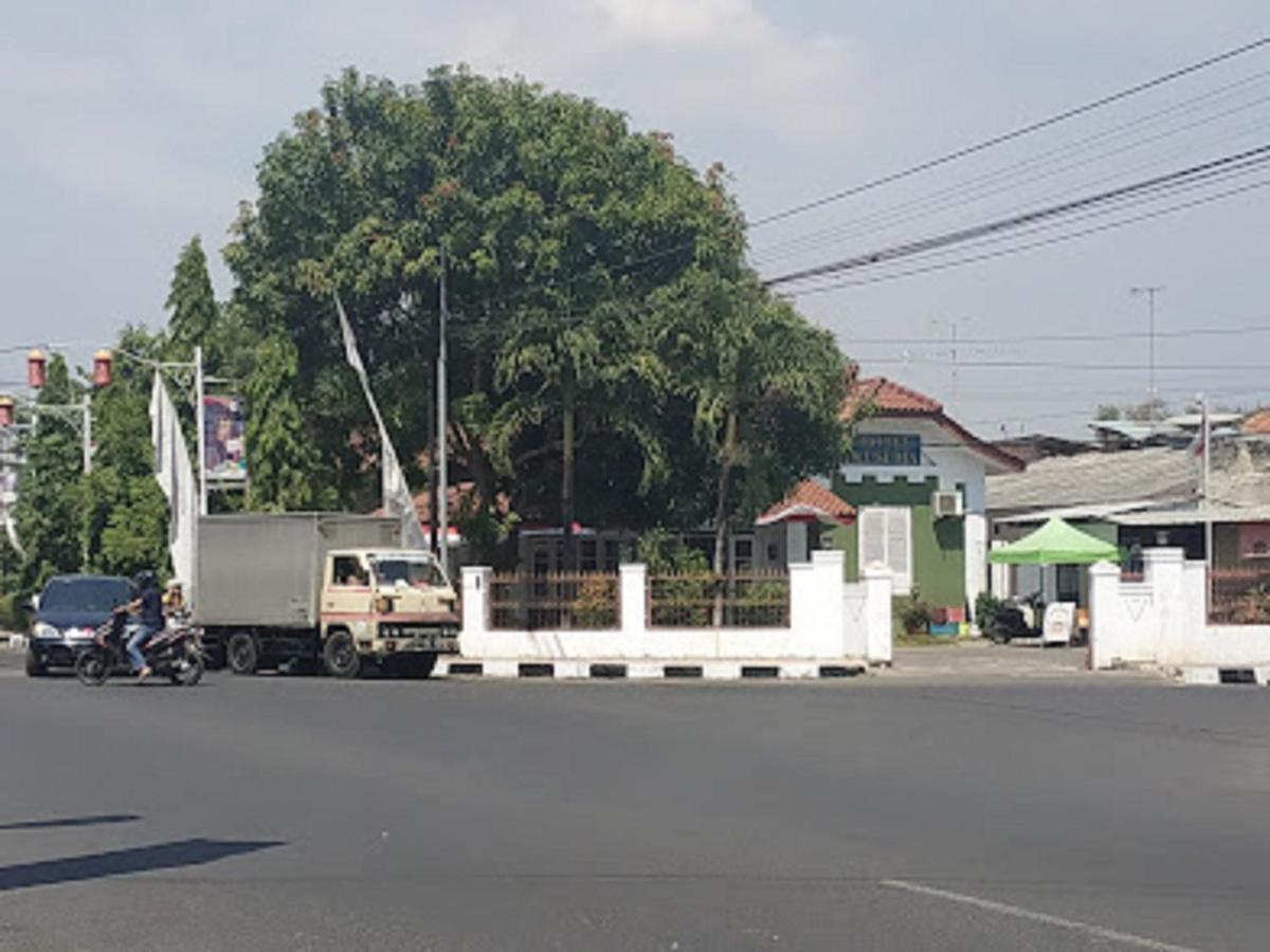 OYO 90865 Hotel Kusuma Purwakarta Karawang Bagian luar foto