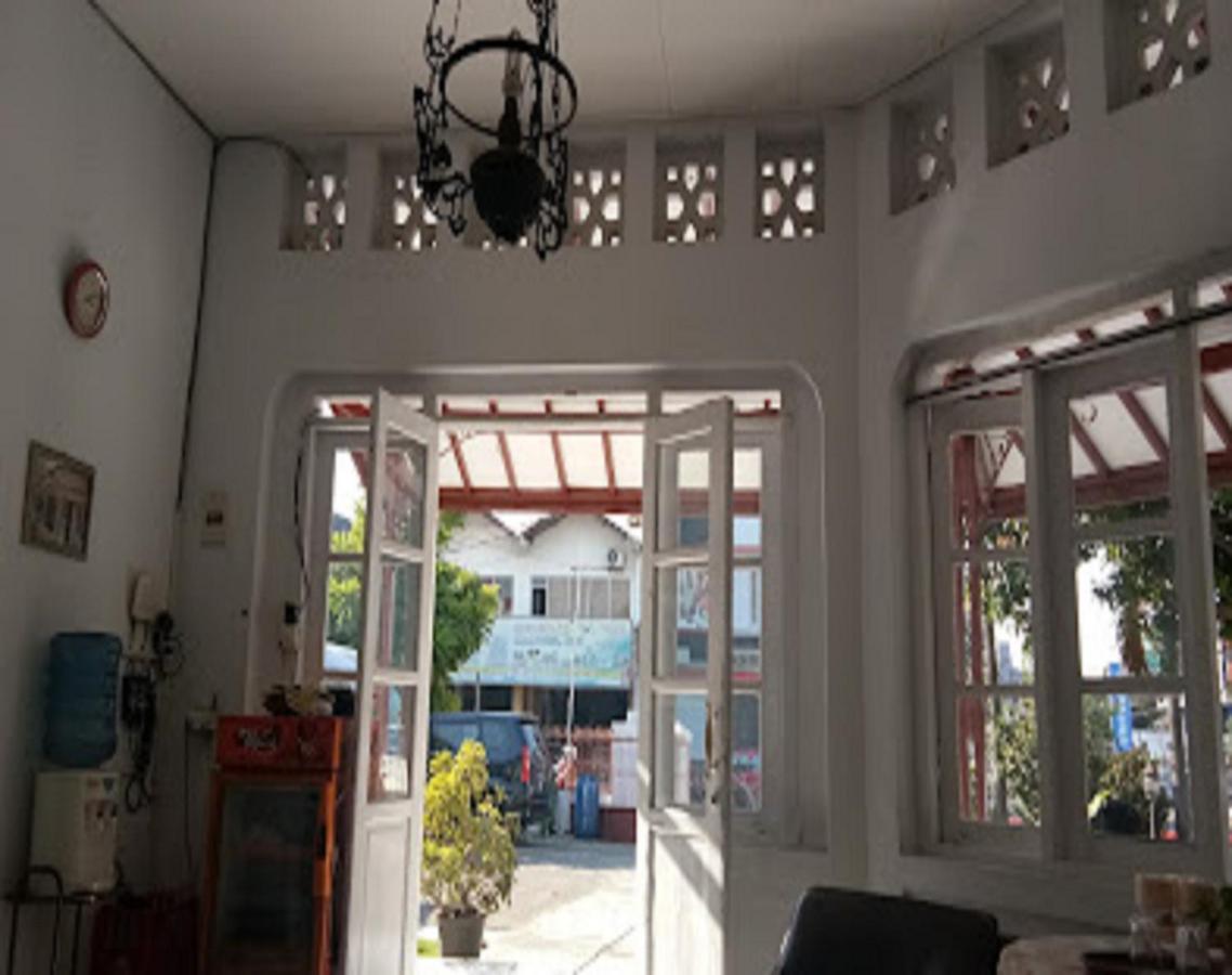 OYO 90865 Hotel Kusuma Purwakarta Karawang Bagian luar foto