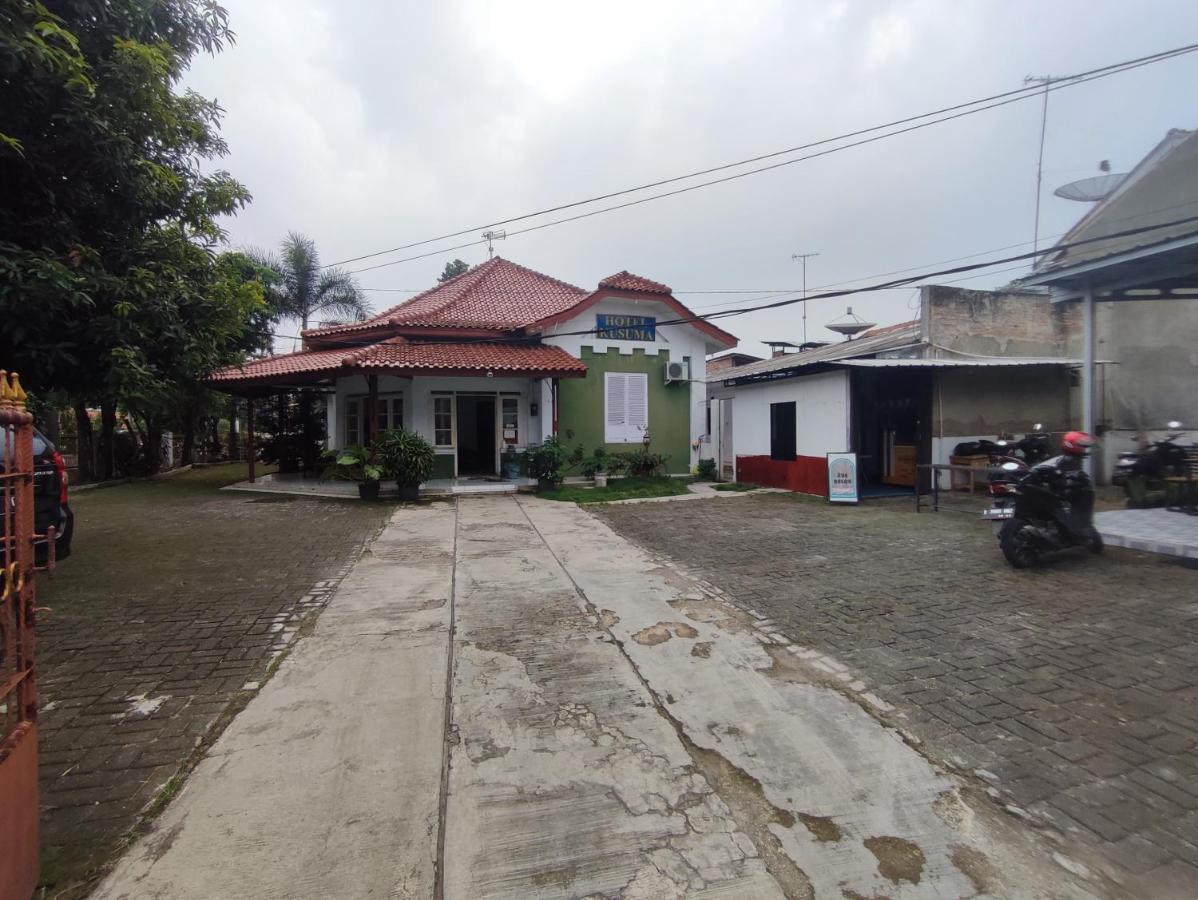 OYO 90865 Hotel Kusuma Purwakarta Karawang Bagian luar foto