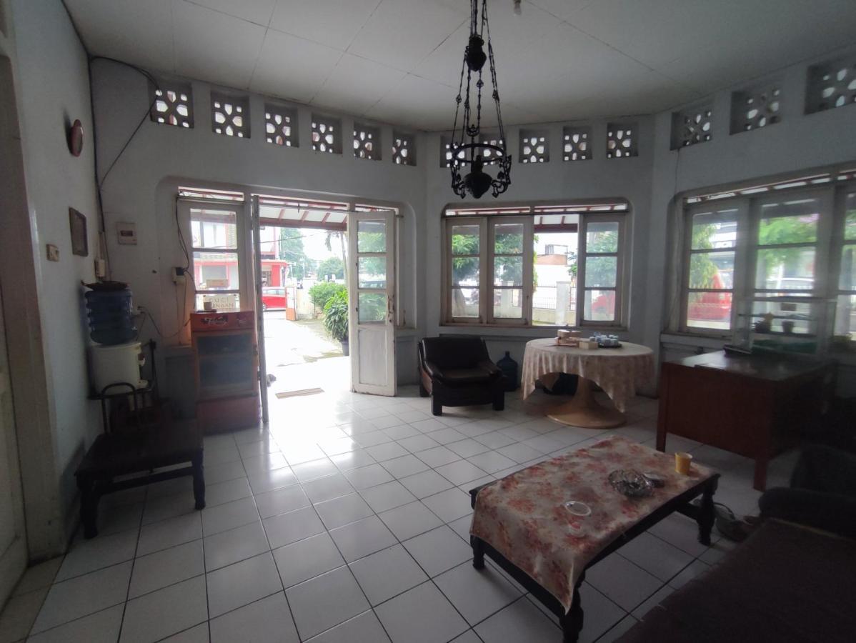 OYO 90865 Hotel Kusuma Purwakarta Karawang Bagian luar foto