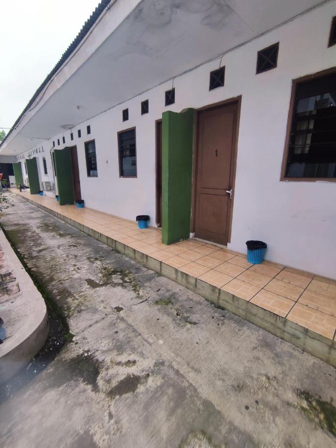 OYO 90865 Hotel Kusuma Purwakarta Karawang Bagian luar foto