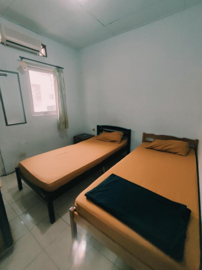 OYO 90865 Hotel Kusuma Purwakarta Karawang Bagian luar foto