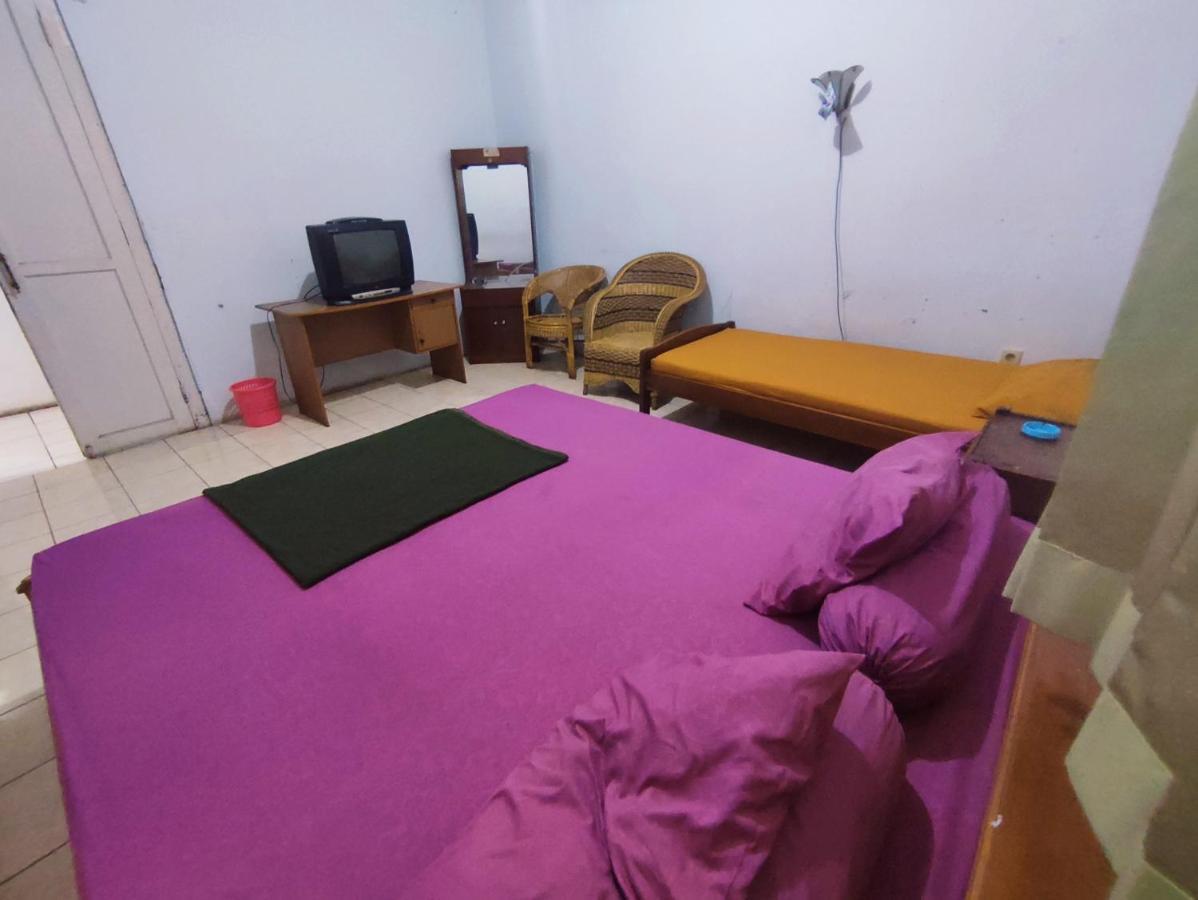 OYO 90865 Hotel Kusuma Purwakarta Karawang Bagian luar foto
